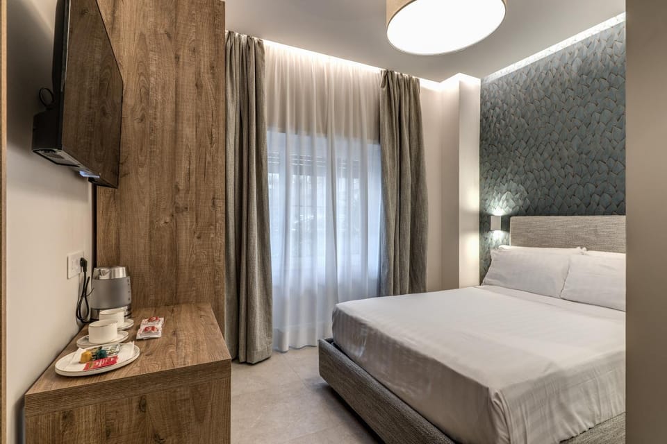 Bed, TV and multimedia, Photo of the whole room, Bedroom