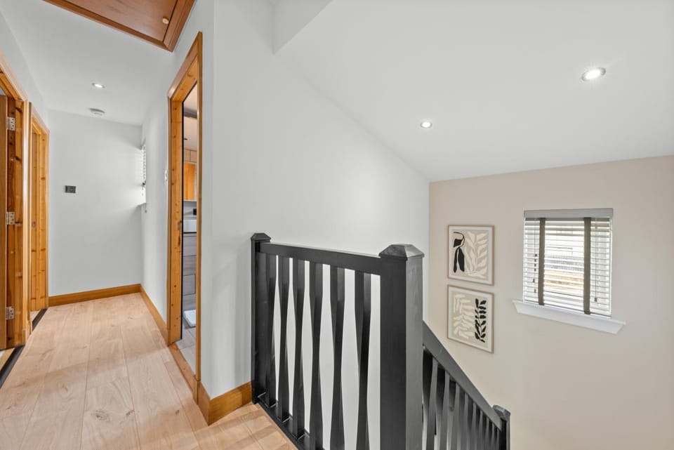 Modern 2-BR Sleeps 4 Near Edinburgh Parking Apartment in Livingston
