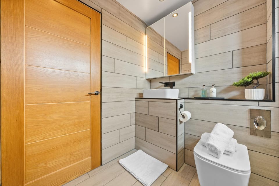 Modern 2-BR Sleeps 4 Near Edinburgh Parking Apartment in Livingston