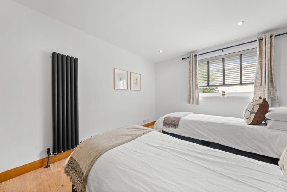 Modern 2-BR Sleeps 4 Near Edinburgh Parking Apartment in Livingston