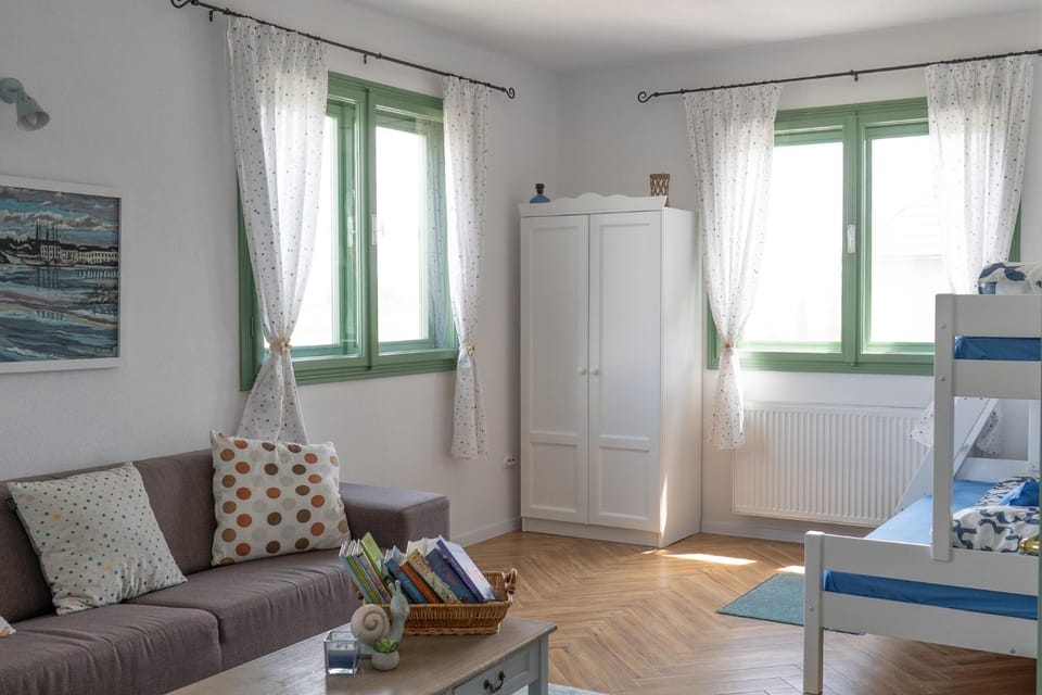 Bed, Living room, Photo of the whole room, Seating area, Bedroom, wardrobe
