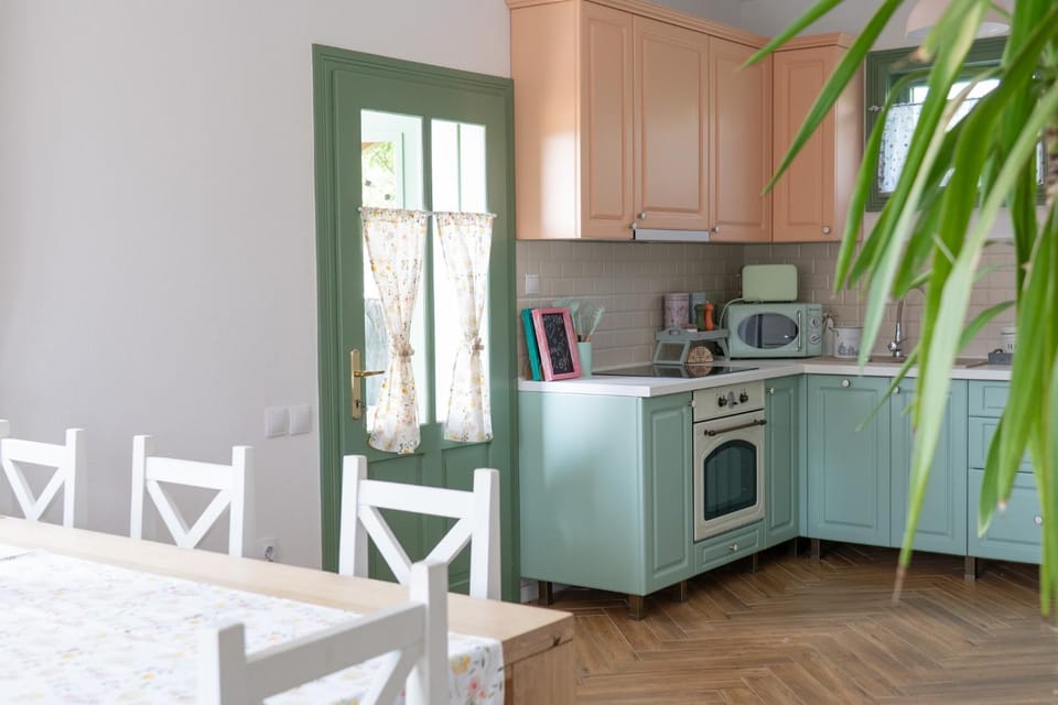 Kitchen or kitchenette, Dining area, oven, pet friendly, stove, toaster