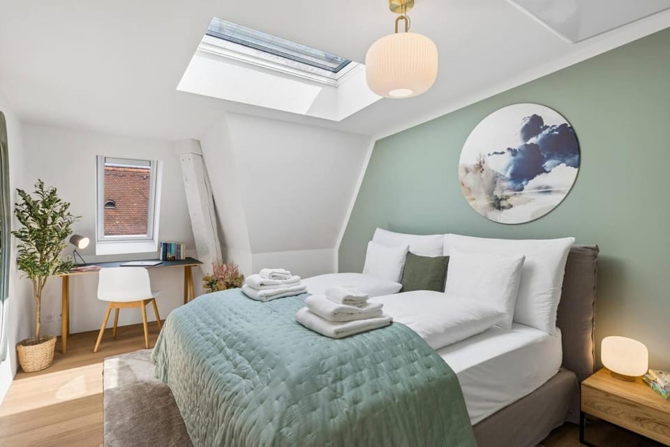 IKON Old Town Penthouse AC, Lake & Mountain View Apartment in Zurich City