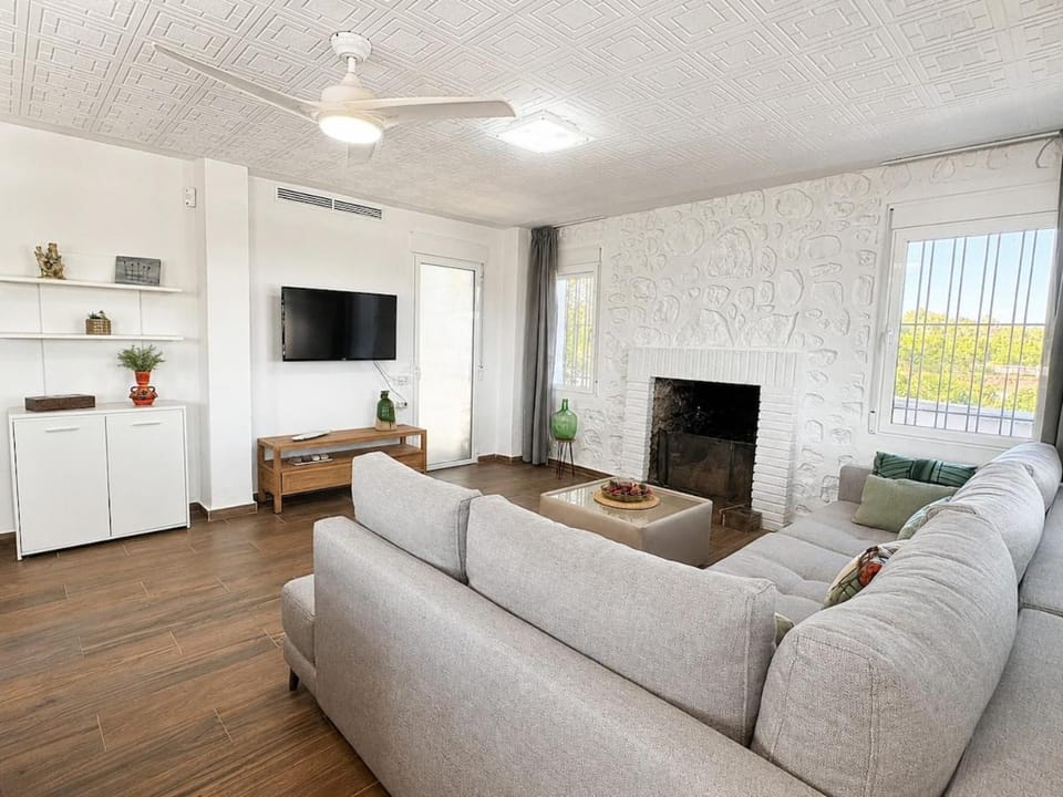 TV and multimedia, Living room, Seating area, fireplace