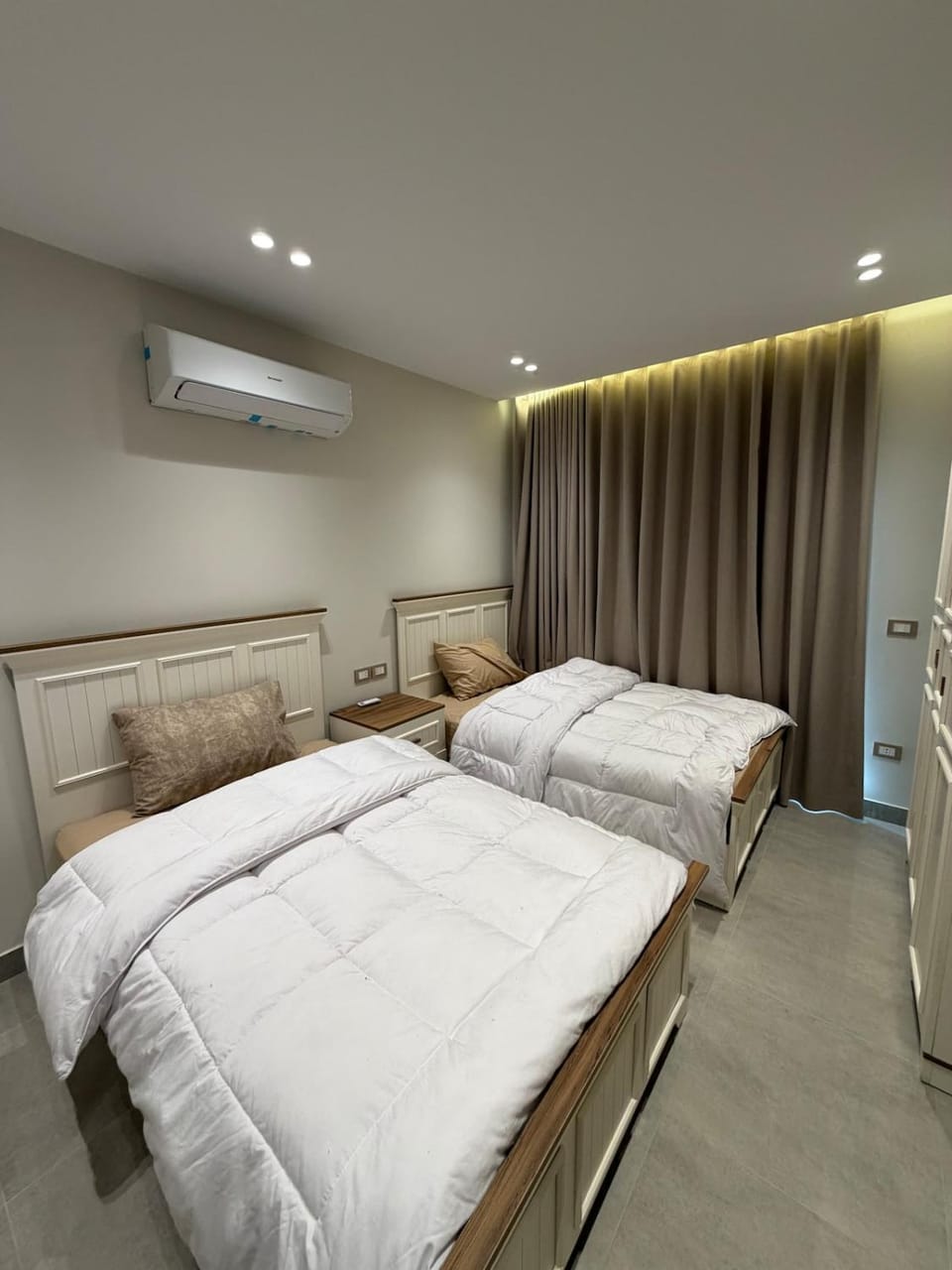 Bed, Photo of the whole room, Bedroom, air conditioner