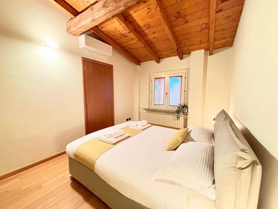 Bed, Bedroom, air conditioner