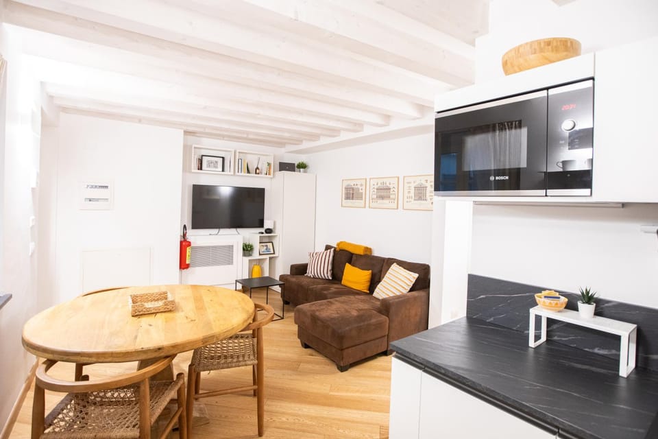 Stylish apartment, 2 bedrooms, Elevator Apartment in Genoa