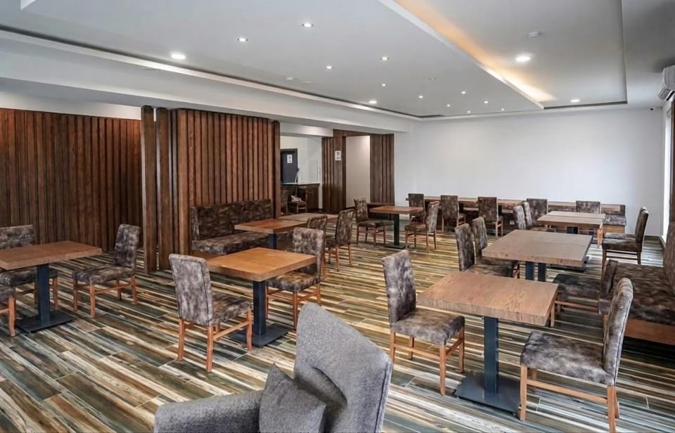 Restaurant/places to eat, Banquet/Function facilities, Seating area