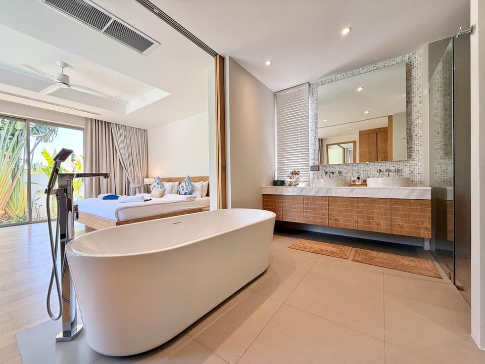 Bed, Bathroom, Photo of the whole room, Bedroom, Bath, towels, air conditioner