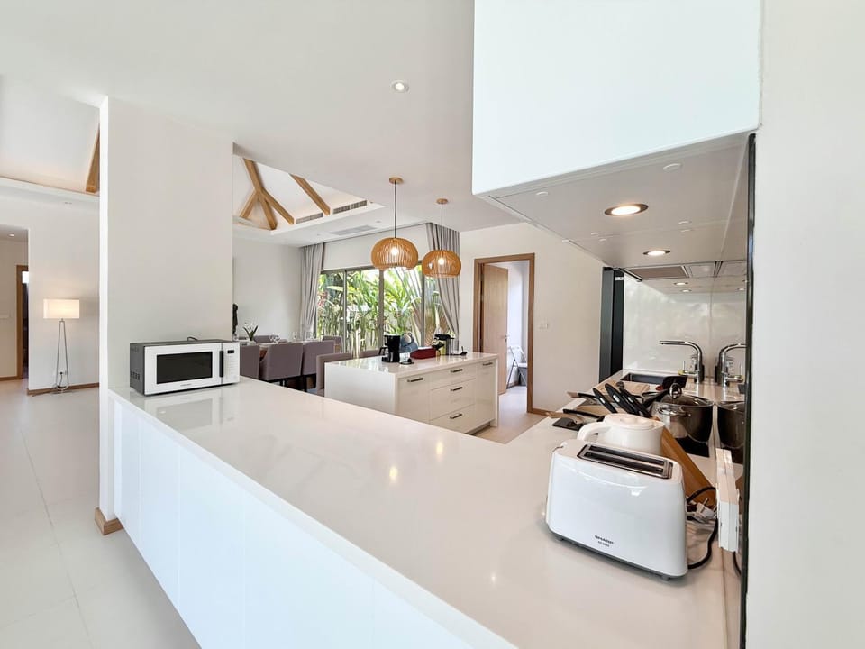 Bed, TV and multimedia, Kitchen or kitchenette, Living room, Photo of the whole room, Seating area, Bedroom, minibar, toaster