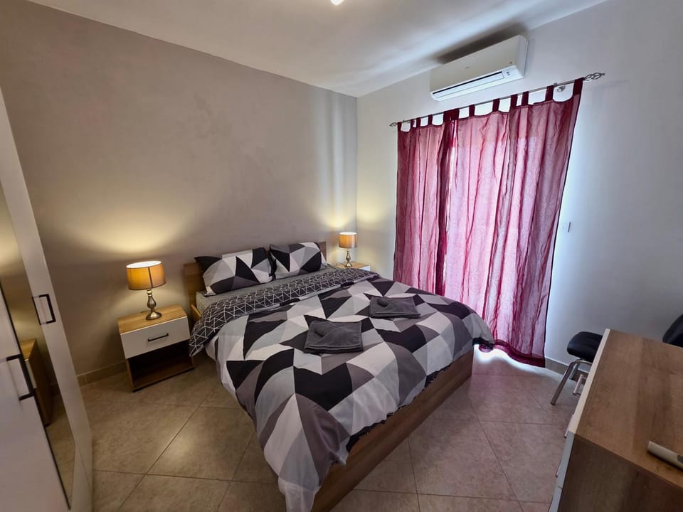 Mansions, Cozy Penthouse with Seaview & BBQ Apartment in Saint Julians