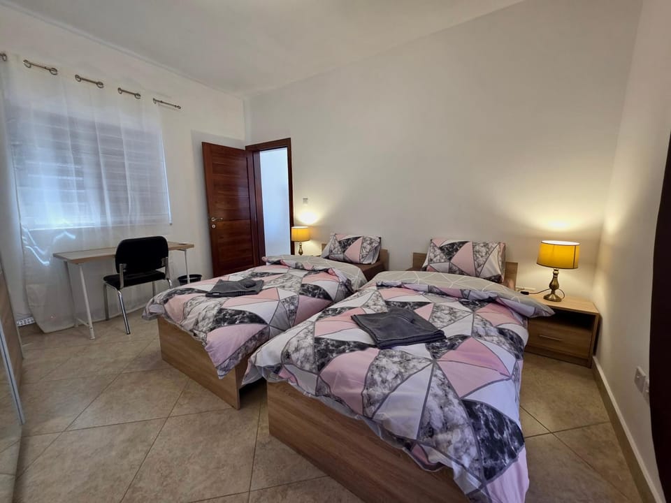 Mansions, Cozy Penthouse with Seaview & BBQ Apartment in Saint Julians