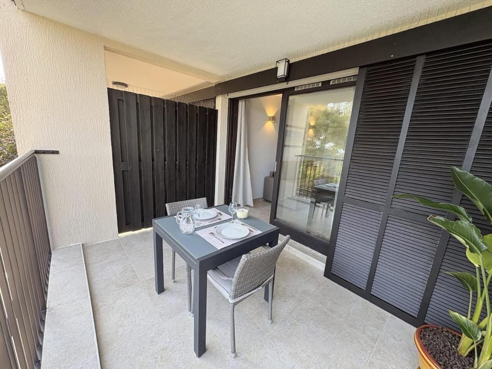 Superbe studio terrasse piscine et plage Apartment in Fréjus
