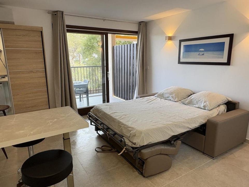 Superbe studio terrasse piscine et plage Apartment in Fréjus