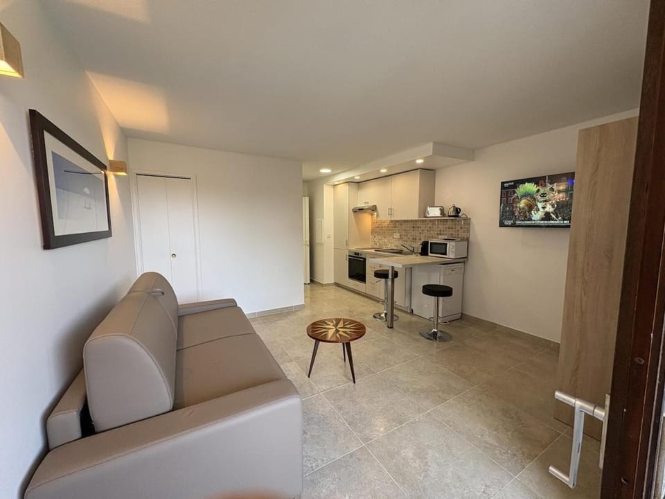 Superbe studio terrasse piscine et plage Apartment in Fréjus
