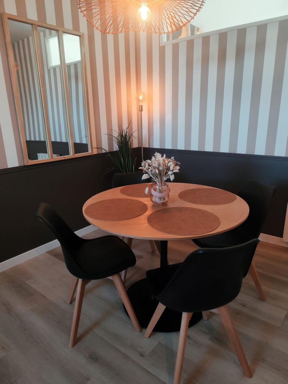 Seating area, Dining area