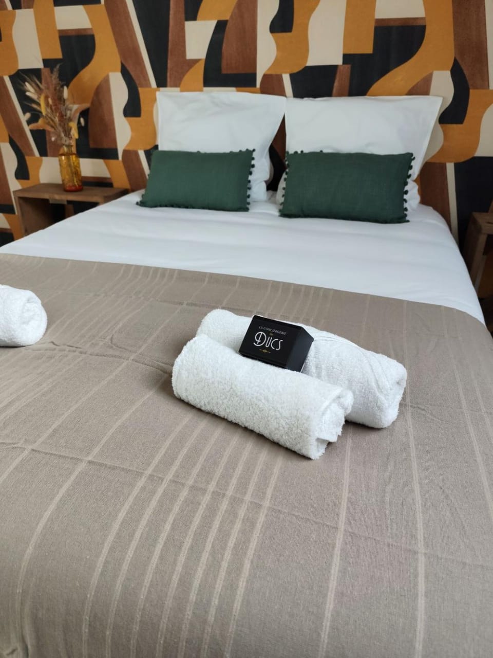 Bed, Bedroom, towels
