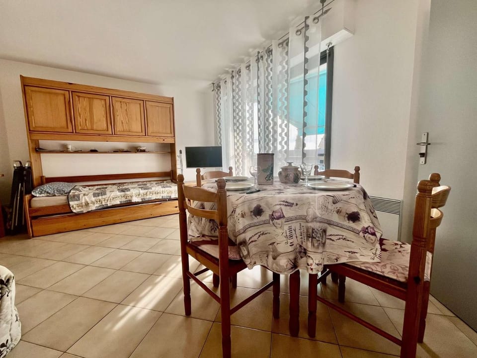 Communal lounge/ TV room, Bed, TV and multimedia, Living room, Dining area