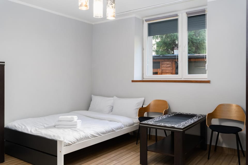 Bed, Photo of the whole room, Seating area, Bedroom, towels