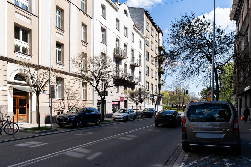 Property building, Neighbourhood, Location