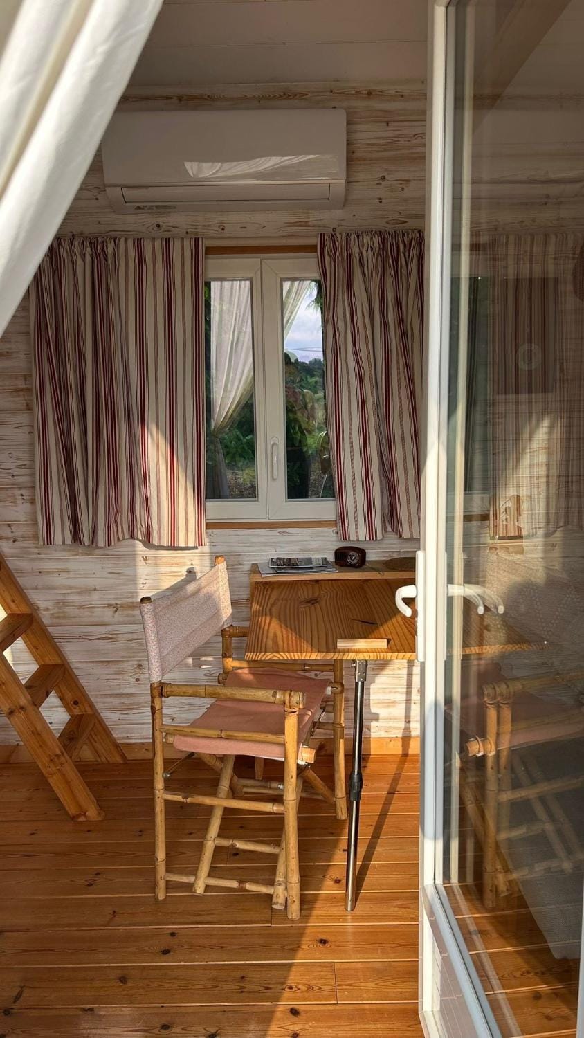 Tiny chouette et jacuzzi Chalet in Nouvelle-Aquitaine