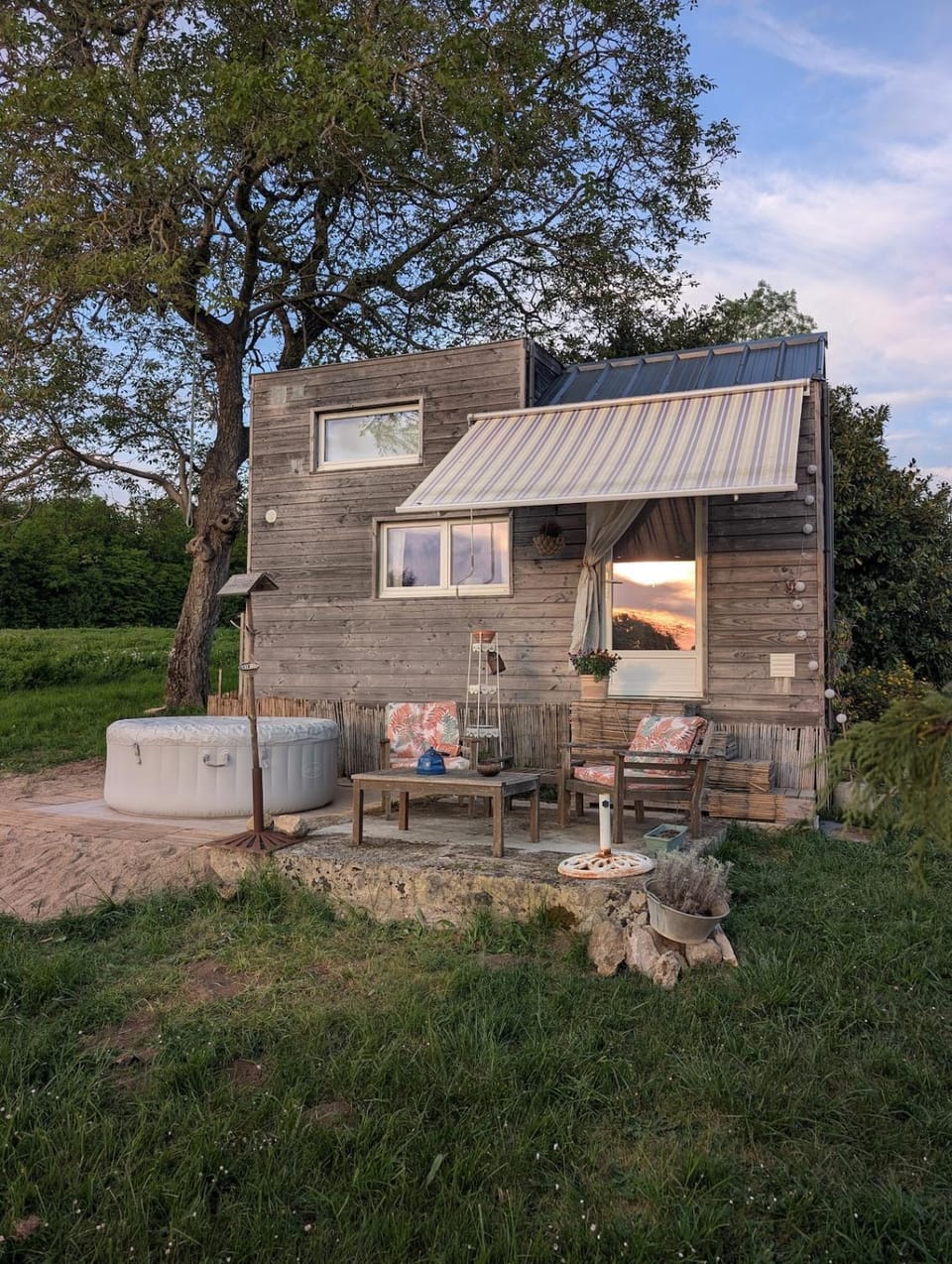Tiny chouette et jacuzzi Chalet in Nouvelle-Aquitaine