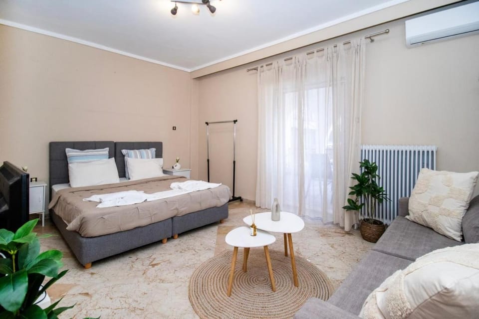 Bed, Living room, Photo of the whole room, Seating area, Bedroom