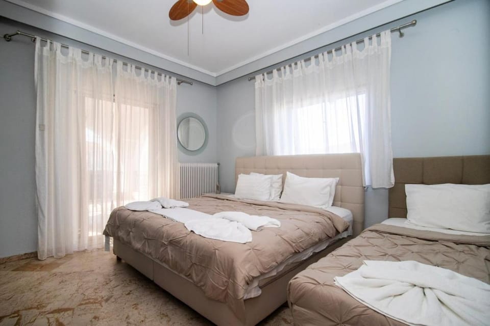 Bed, Photo of the whole room, Bedroom, fireplace, towels