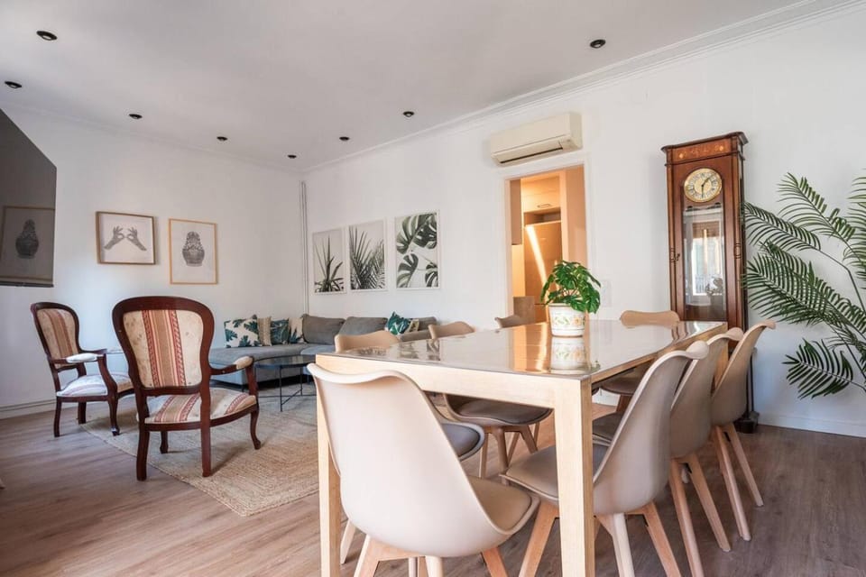 Monthly Central Flat Urgell 1 min AC Wi-Fi Apartment in Barcelona