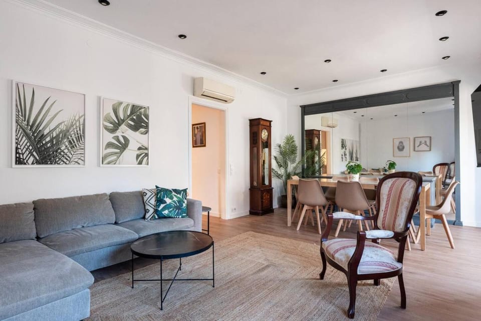 Monthly Central Flat Urgell 1 min AC Wi-Fi Apartment in Barcelona