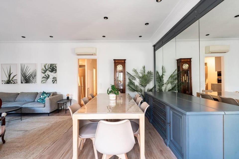 Monthly Central Flat Urgell 1 min AC Wi-Fi Apartment in Barcelona