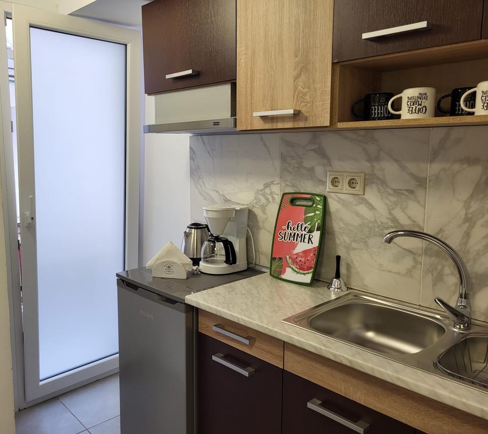 Coffee/tea facilities, Kitchen or kitchenette, stove