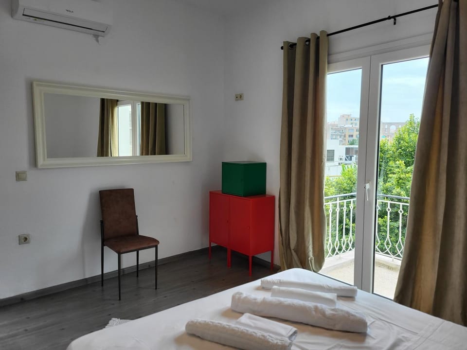 Bed, TV and multimedia, Photo of the whole room, Bedroom, towels, air conditioner