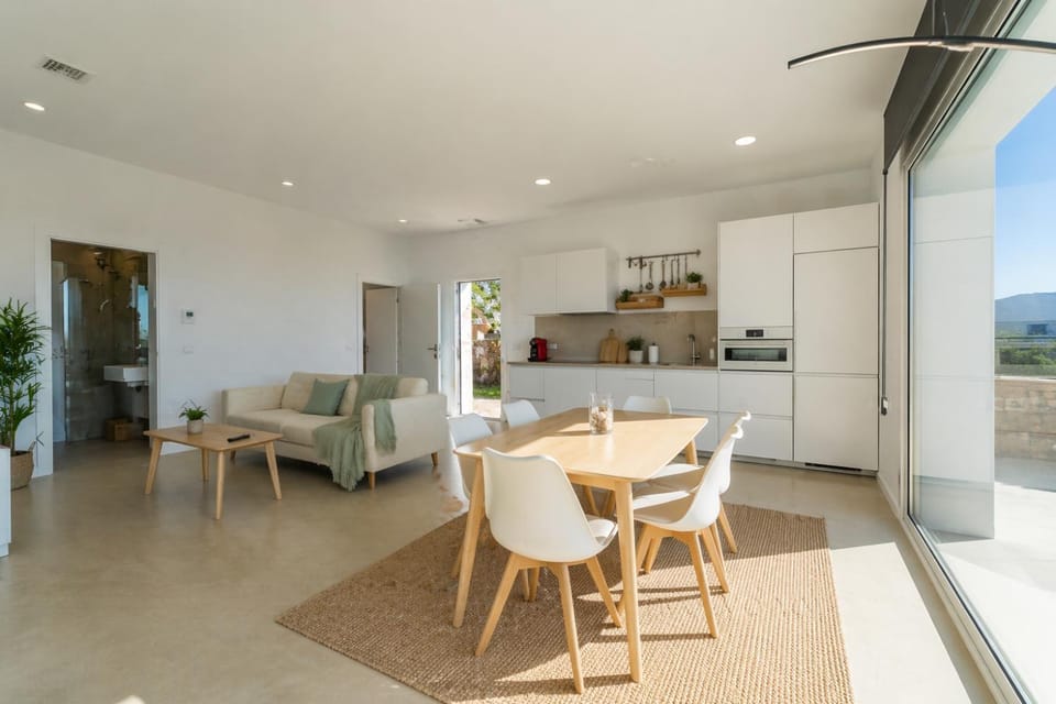 Communal lounge/ TV room, Dining area, dishwasher, microwave, kitchen