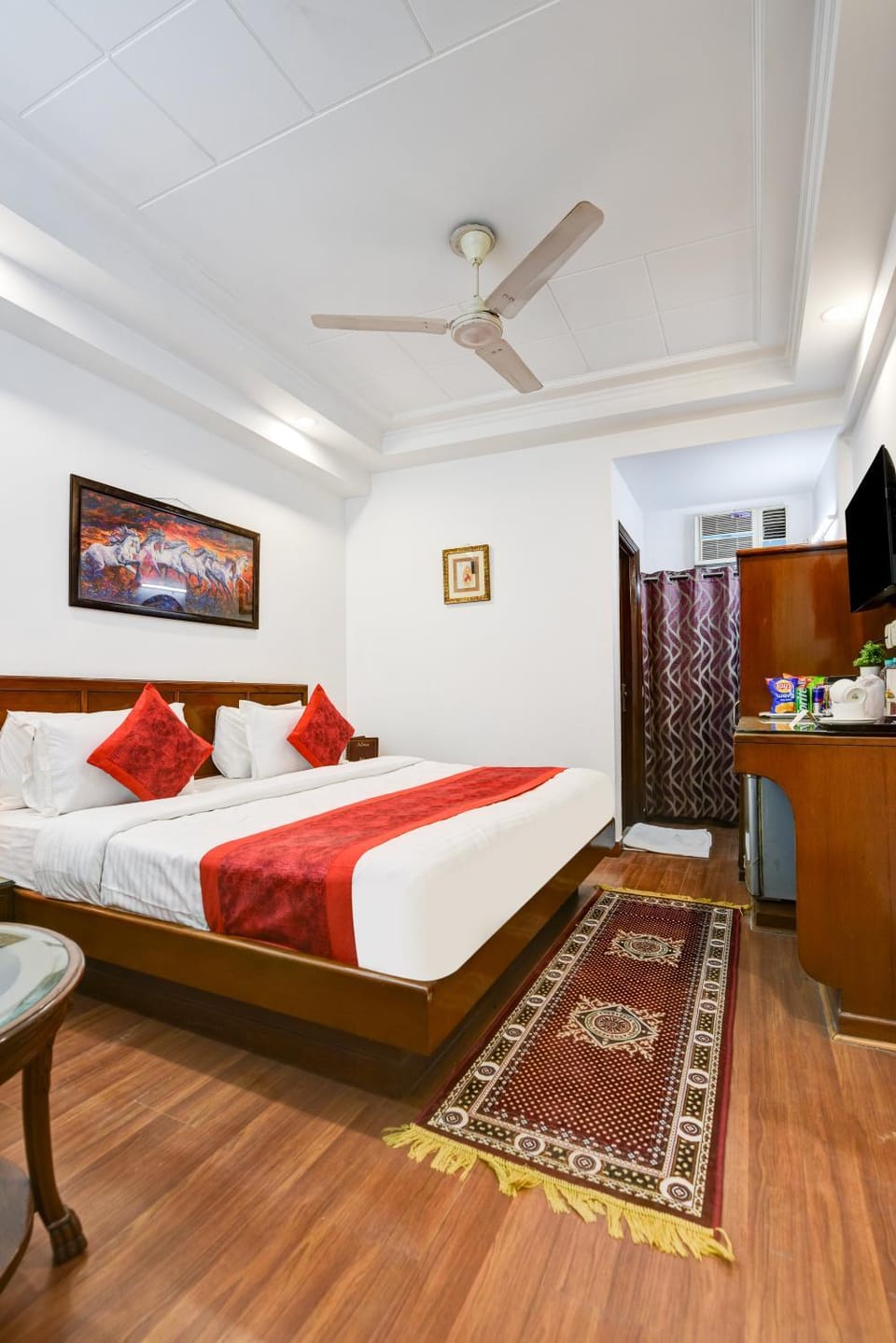 Communal lounge/ TV room, Bed, TV and multimedia, Photo of the whole room, Evening entertainment, Bedroom, fireplace, wardrobe, air conditioner