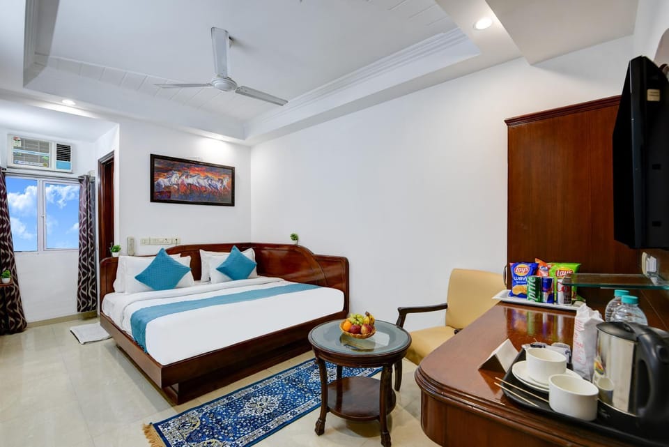Bed, TV and multimedia, Coffee/tea facilities, Living room, Photo of the whole room, Seating area, Dining area, Bedroom, fireplace, air conditioner