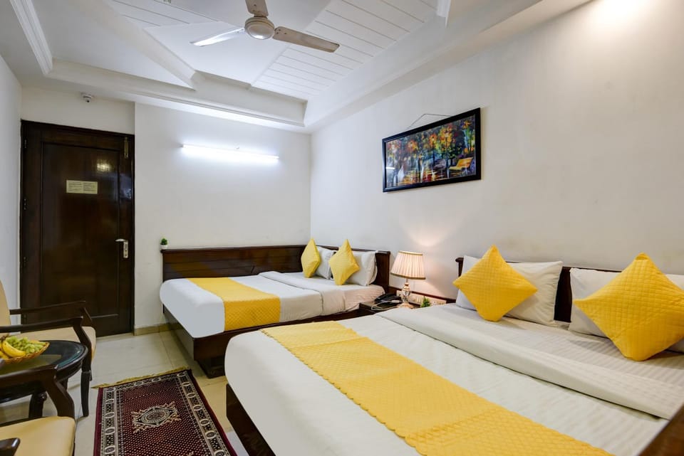 Bed, TV and multimedia, Photo of the whole room, Bedroom, fireplace, air conditioner