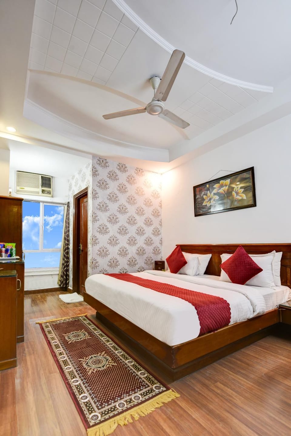 Bed, TV and multimedia, Photo of the whole room, Bedroom, fireplace