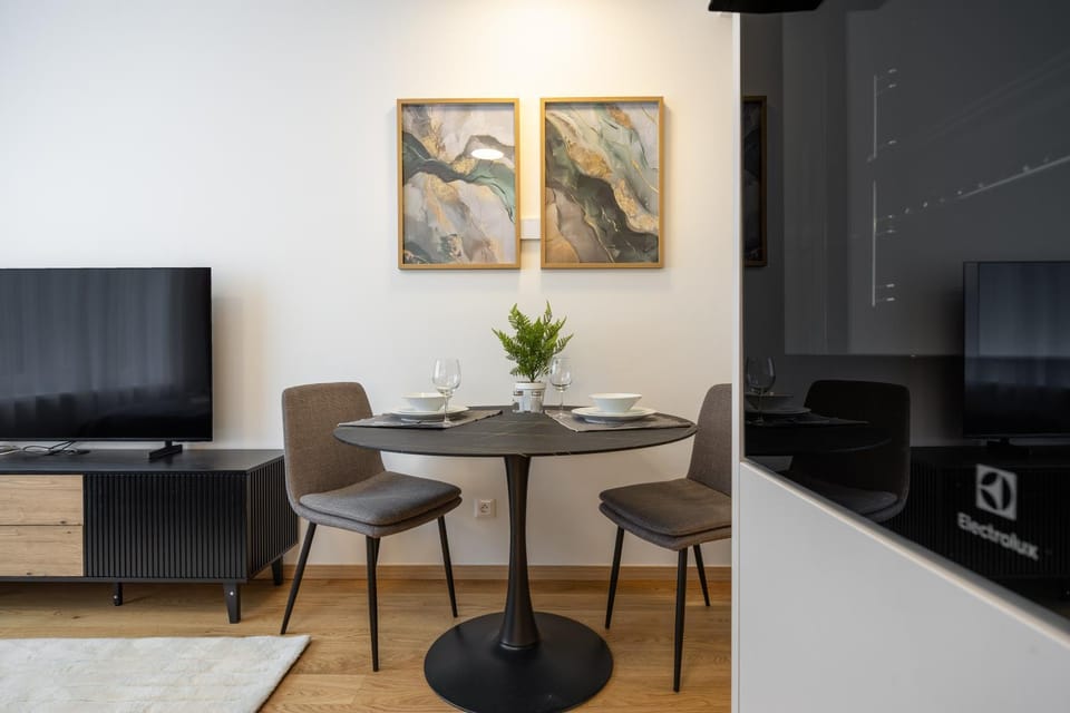 Communal lounge/ TV room, TV and multimedia, Living room, Seating area, Dining area, Evening entertainment