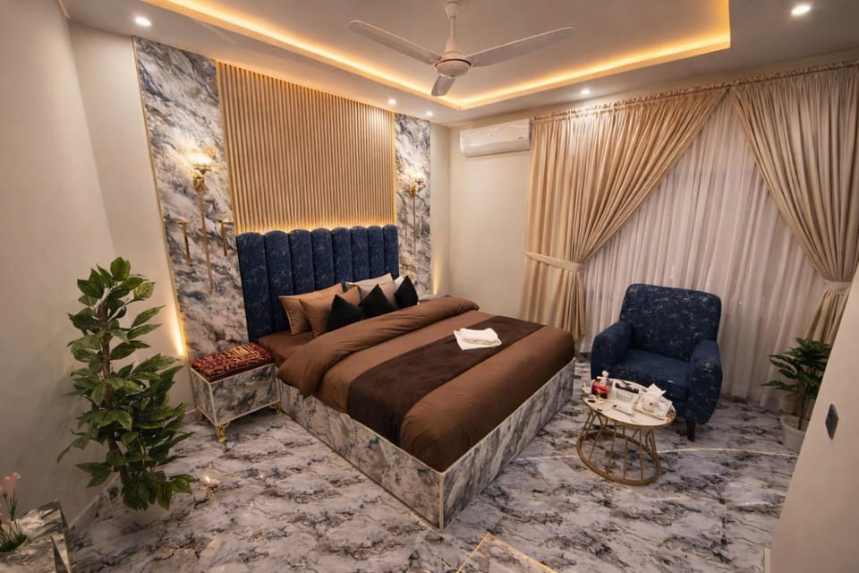 Bed, Living room, Photo of the whole room, Seating area, Bedroom
