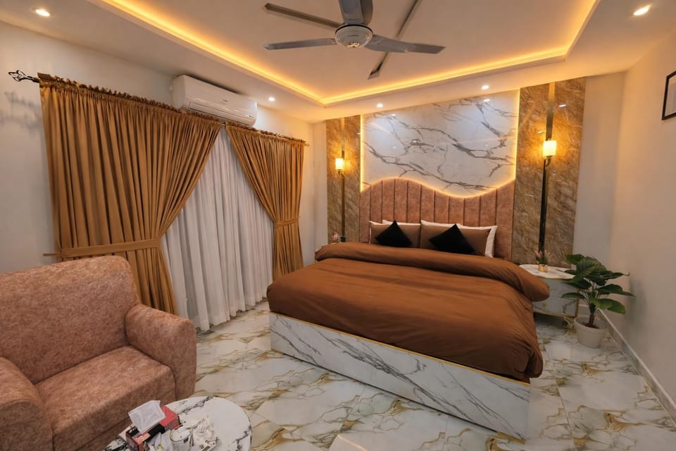 Bed, TV and multimedia, Living room, Photo of the whole room, Seating area, Bedroom, air conditioner