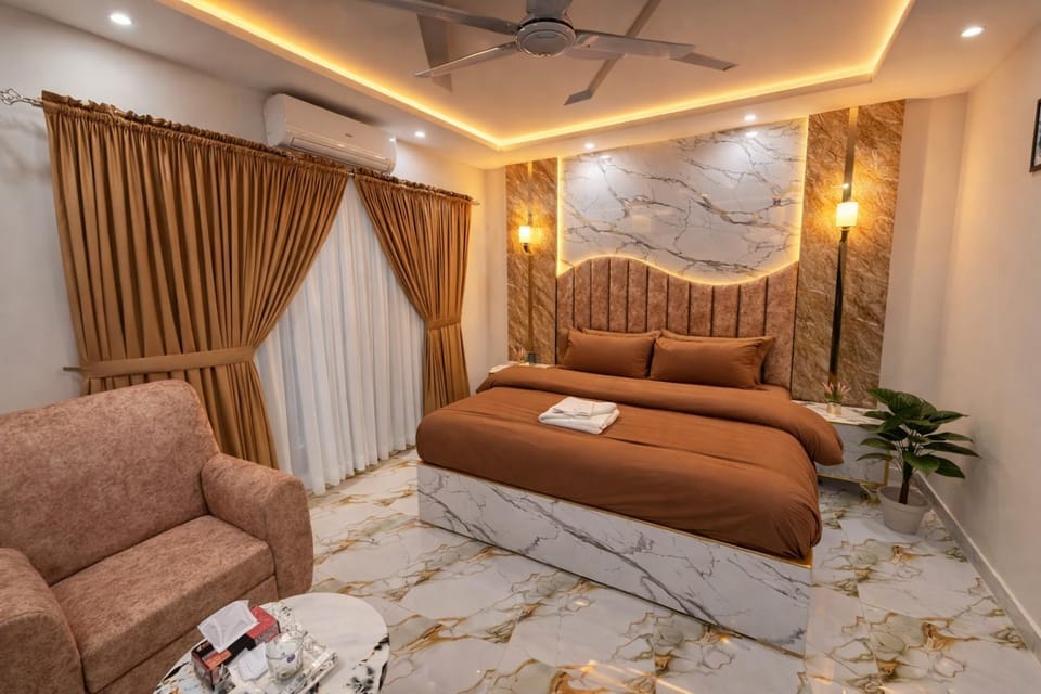 Bed, Living room, Photo of the whole room, Seating area, Bedroom