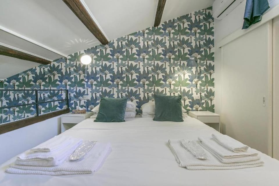 Bed, Bedroom, towels