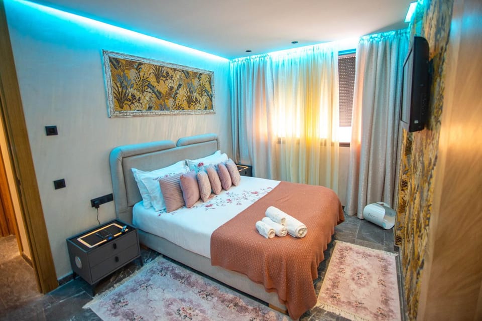 Bed, TV and multimedia, Photo of the whole room, Bedroom, towels