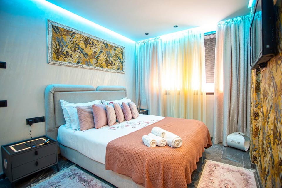 Bed, TV and multimedia, Photo of the whole room, Bedroom, towels