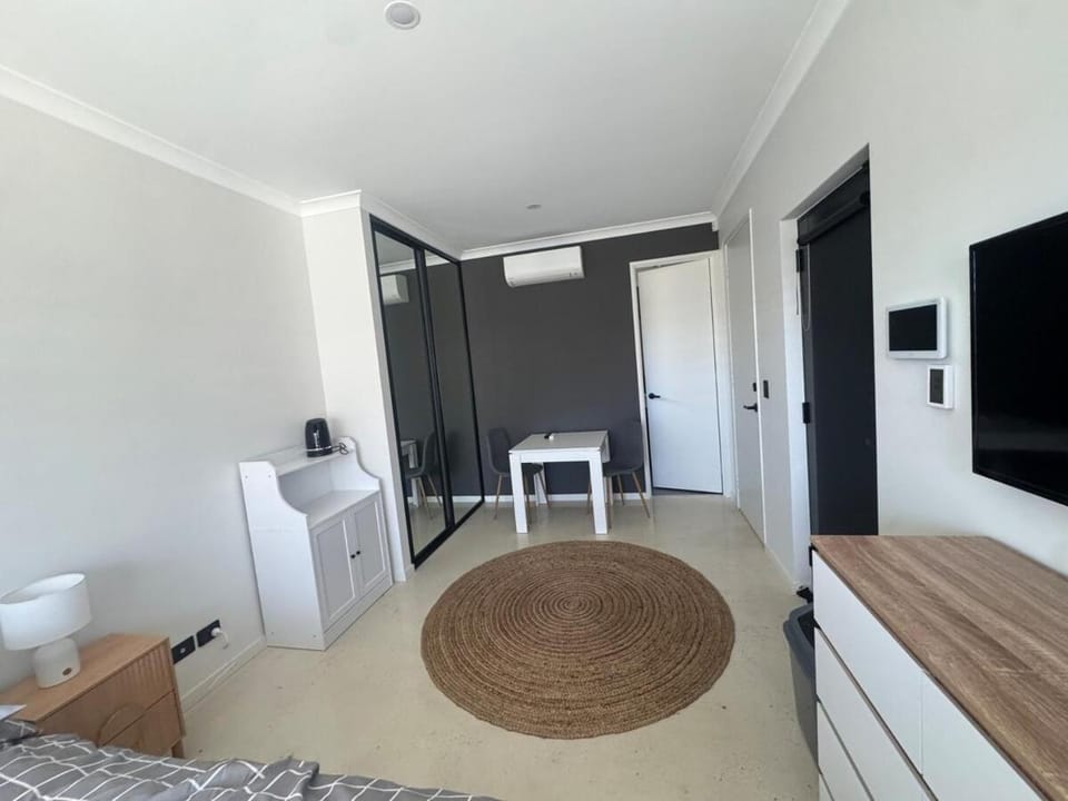 Modern Studio apartment near Train line Apartment in Bayswater