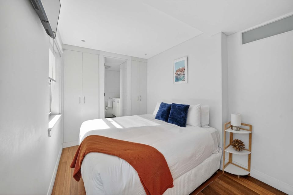 Bed, Bathroom, TV and multimedia, Bedroom, air conditioner