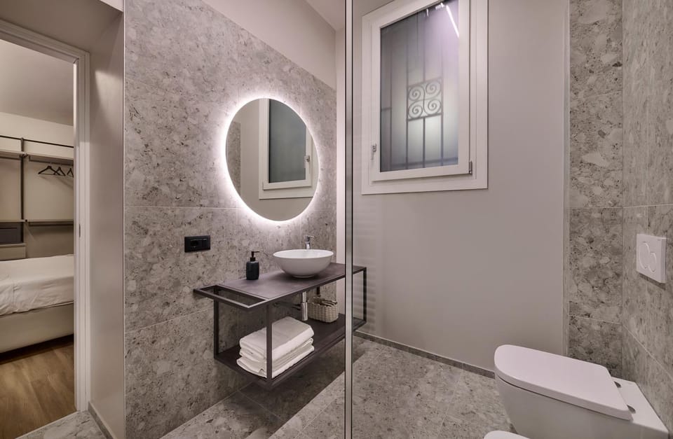 Shower, Toilet, Bathroom, towels
