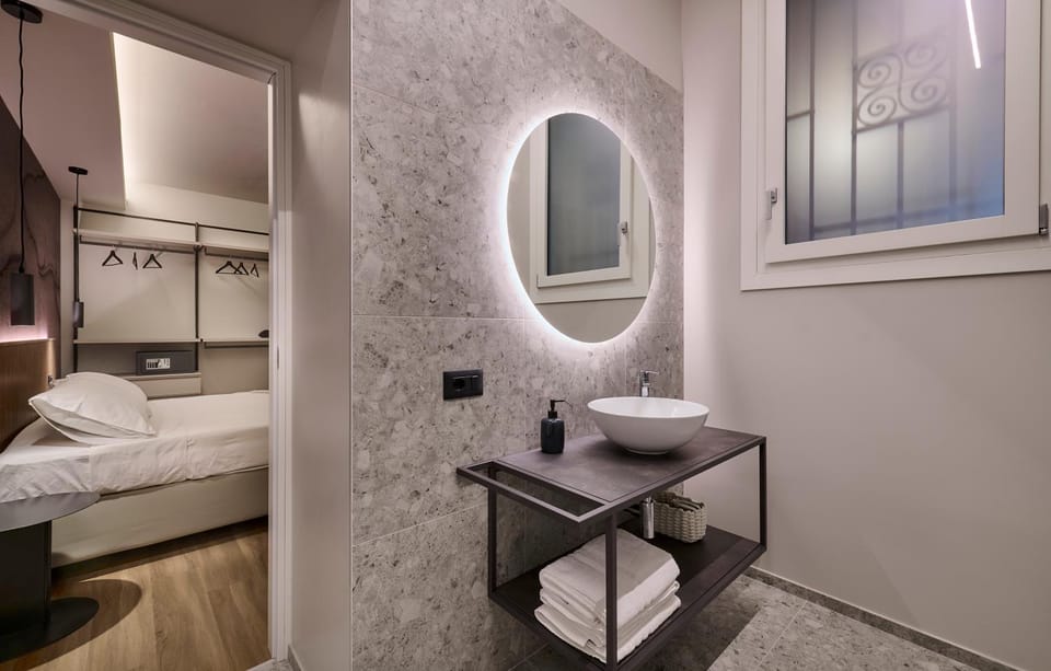 Bed, Bathroom, Photo of the whole room, Bedroom, towels