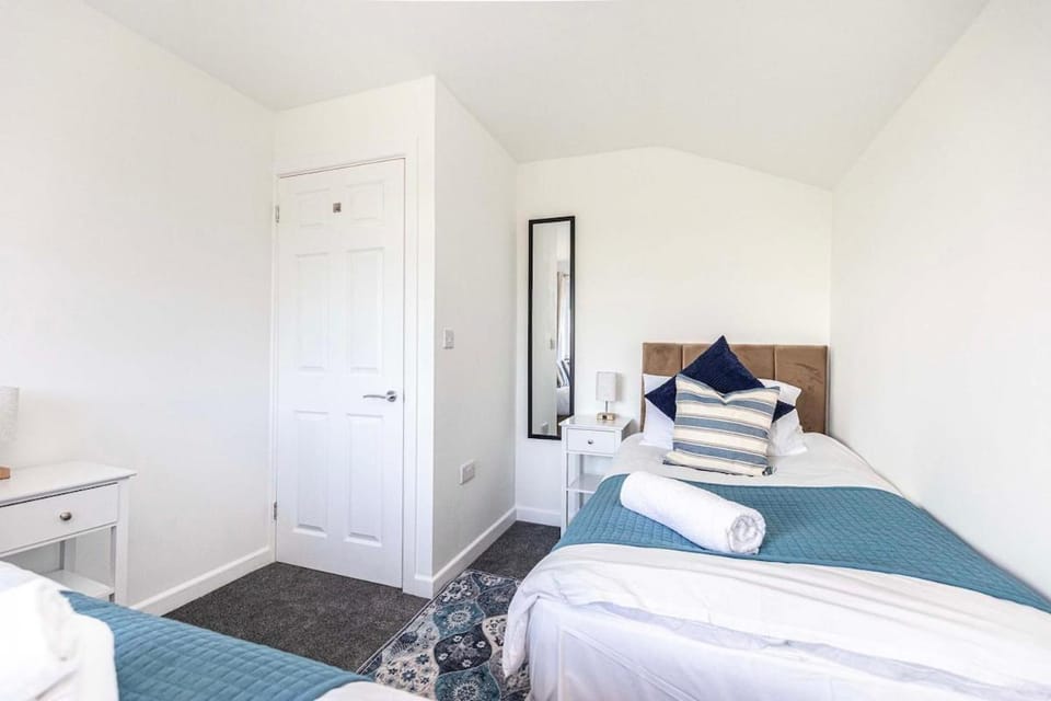 New Sleeps 12 and 4 mins to beach Large garden Chalet in Milford on Sea